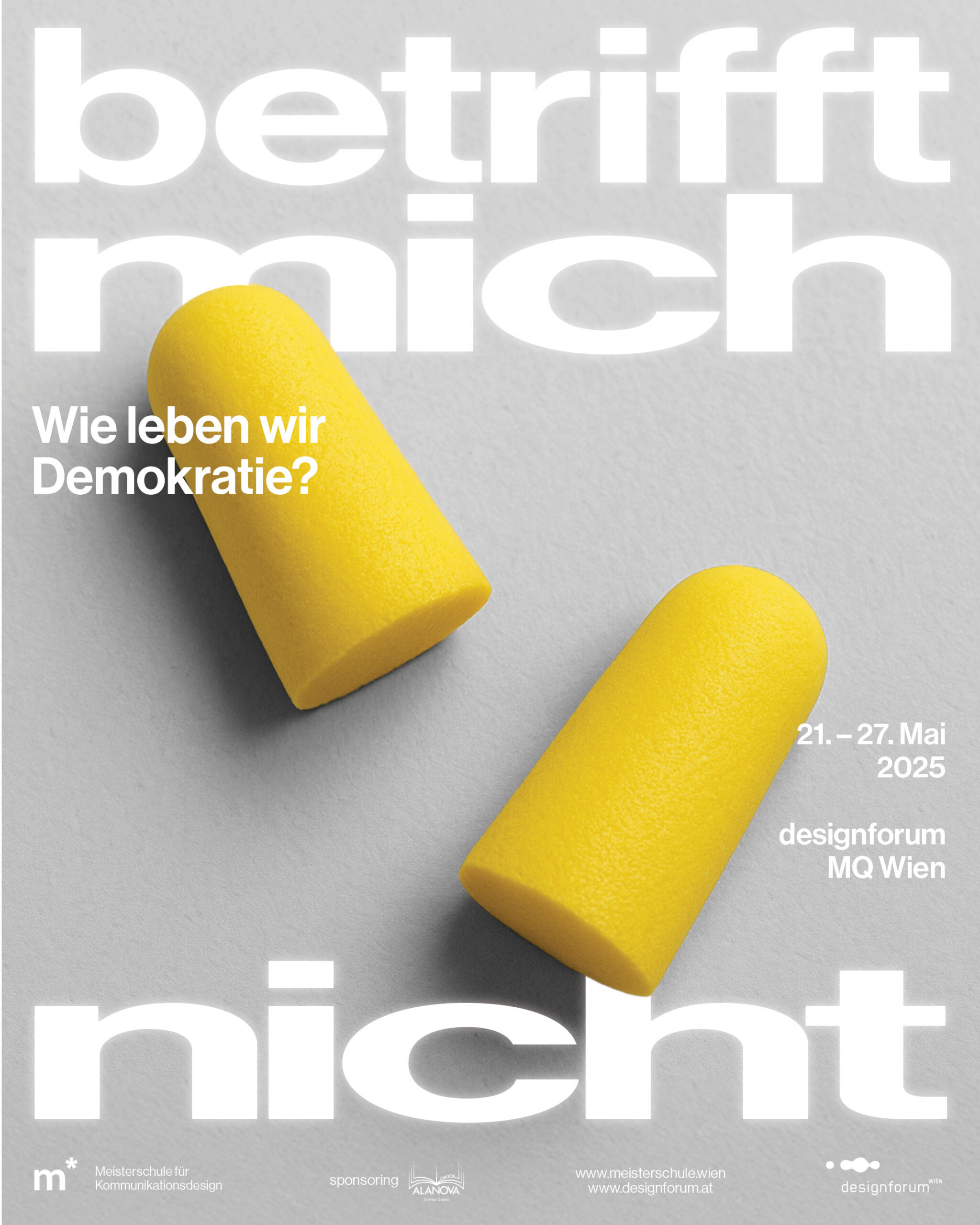 Plakat der Ausstellung "betrifft mich nicht" der Meisterschule, großer Schriftzug des Titels, Ohrstöpsel in Mitte des Bildes platziert